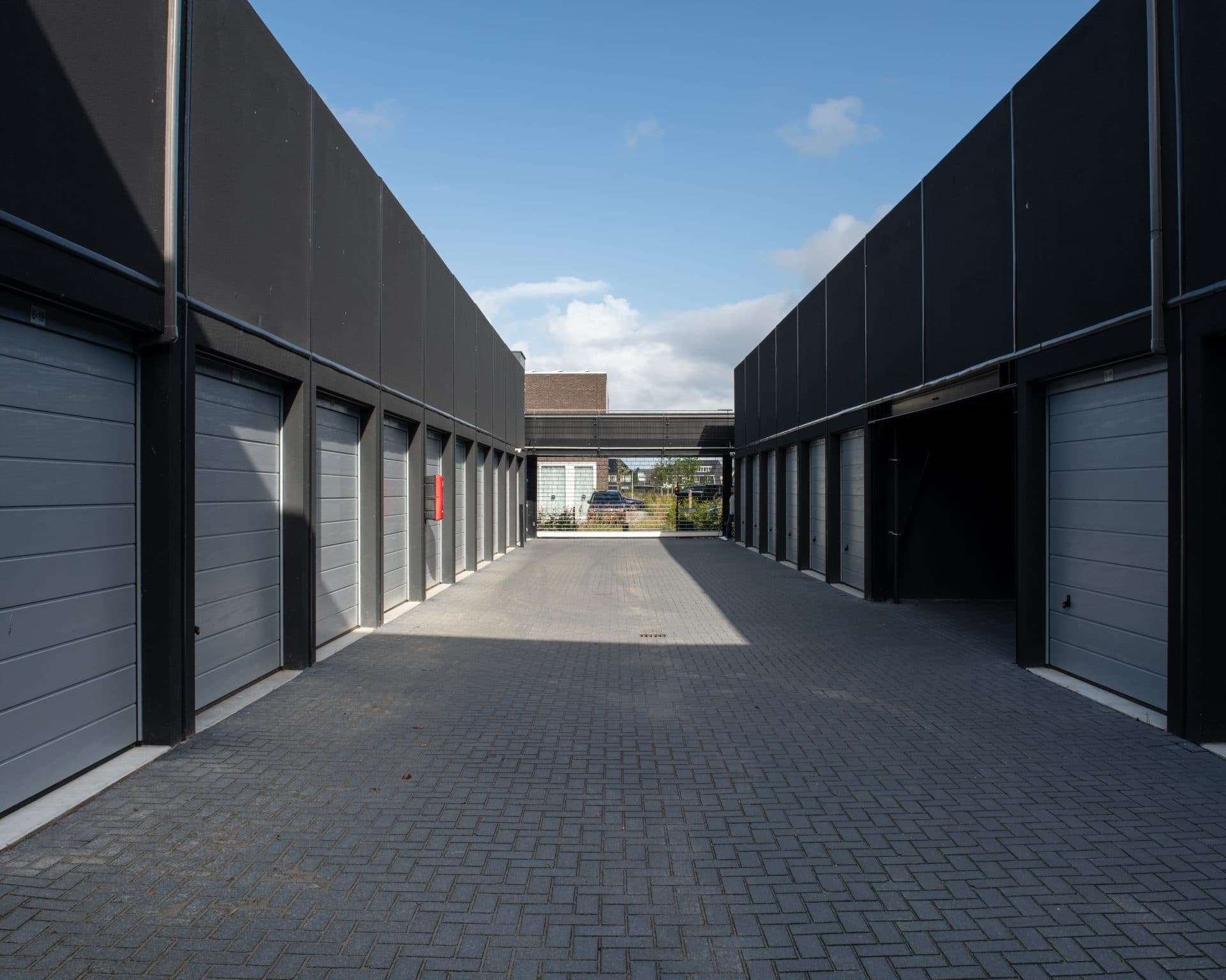 Goed beveiligde garageboxen te koop en te huur GaragePark